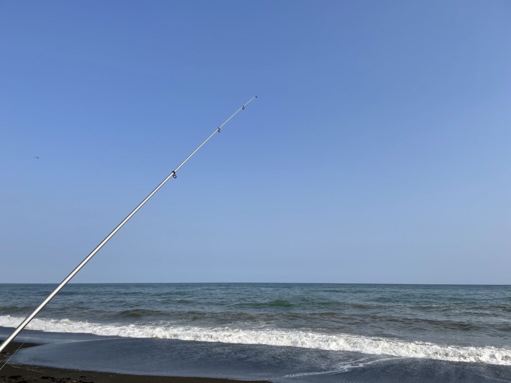 2022年4月の北海道苫小牧の砂浜と釣り竿