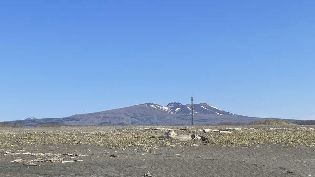 2022年4月の北海道白老町の砂浜から見た樽前山